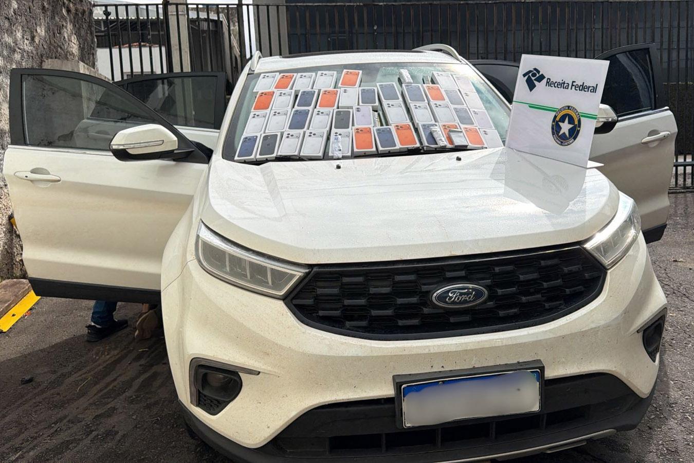 Receita Federal apreende R$ 300 mil em mercadorias escondidas em compartimento oculto de veículo