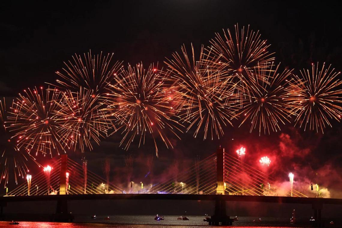 Show de luzes, drones e música emociona o público e celebra entrega da Ponte de Guaratuba