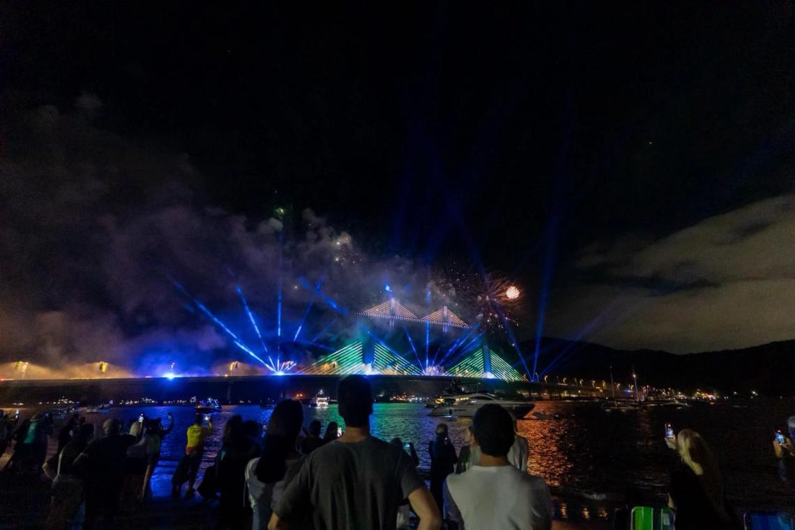 Show de luzes, drones e música emociona o público e celebra entrega da Ponte de Guaratuba