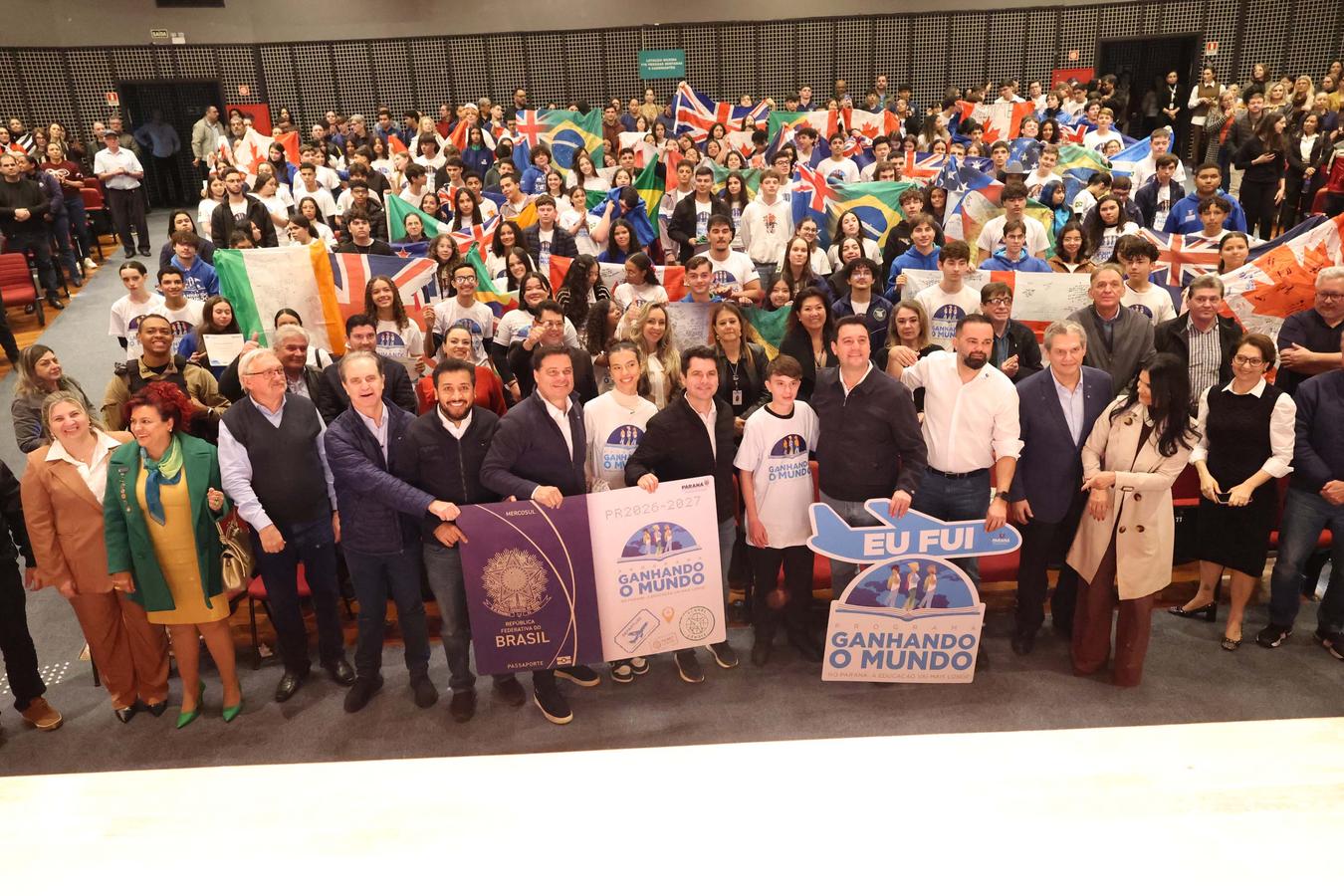 Governador celebra Ganhando o Mundo em encontro com veteranos e novos intercambistas