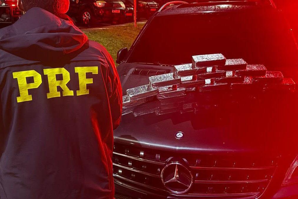 PRF apreende 16 kg de crack em fundo falso de veículo paraguaio na região de fronteira do Paraná