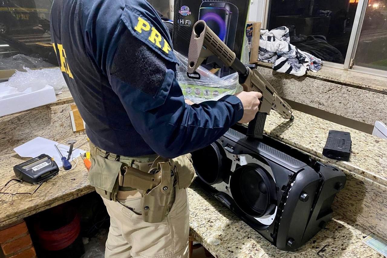 PRF apreende fuzil escondido dentro de caixa de som durante fiscalização na BR-277 em Santa Terezinha de Itaipu (PR)