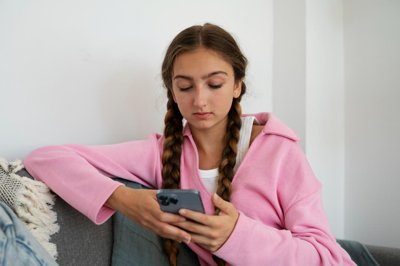 Doenças de pele afetam quase 5 bilhões de pessoas e jovens brasileiros recorrem às redes sociais antes do dermatologista