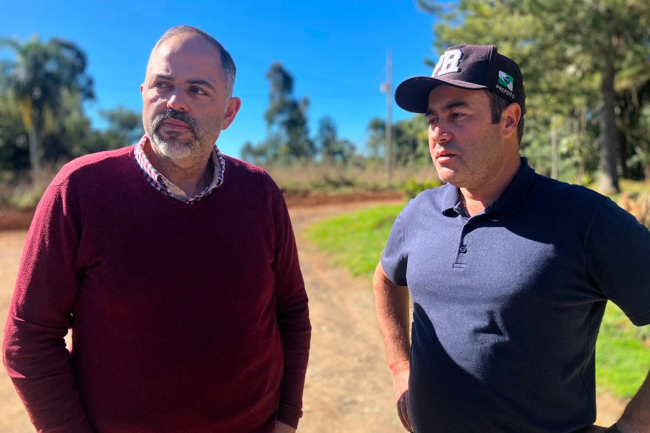 Em Guamiranga, Artagão Júnior acompanha obras do Asfalto Novo, Vida Nova e reforça parceria por novos investimentos