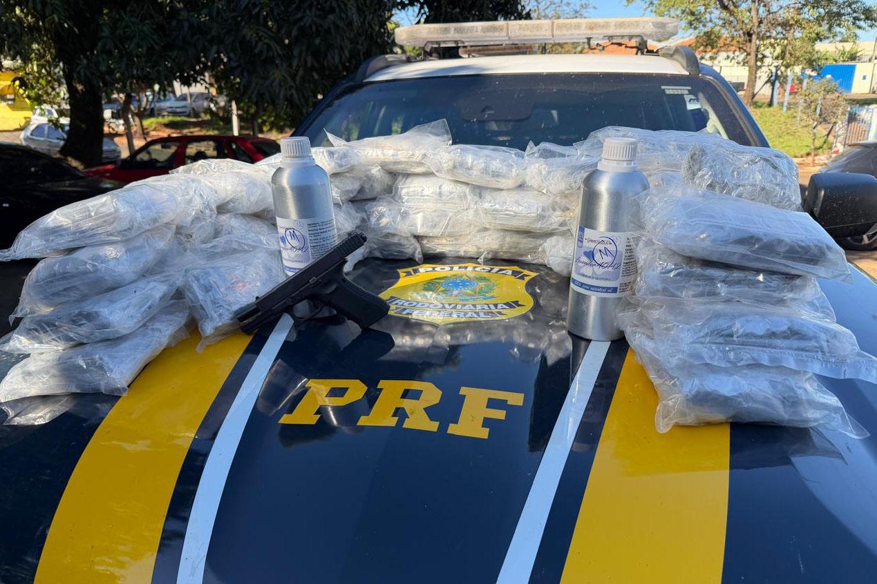 PRF apreende mais de 30 kg de drogas e pistola de uso restrito em Londrina
