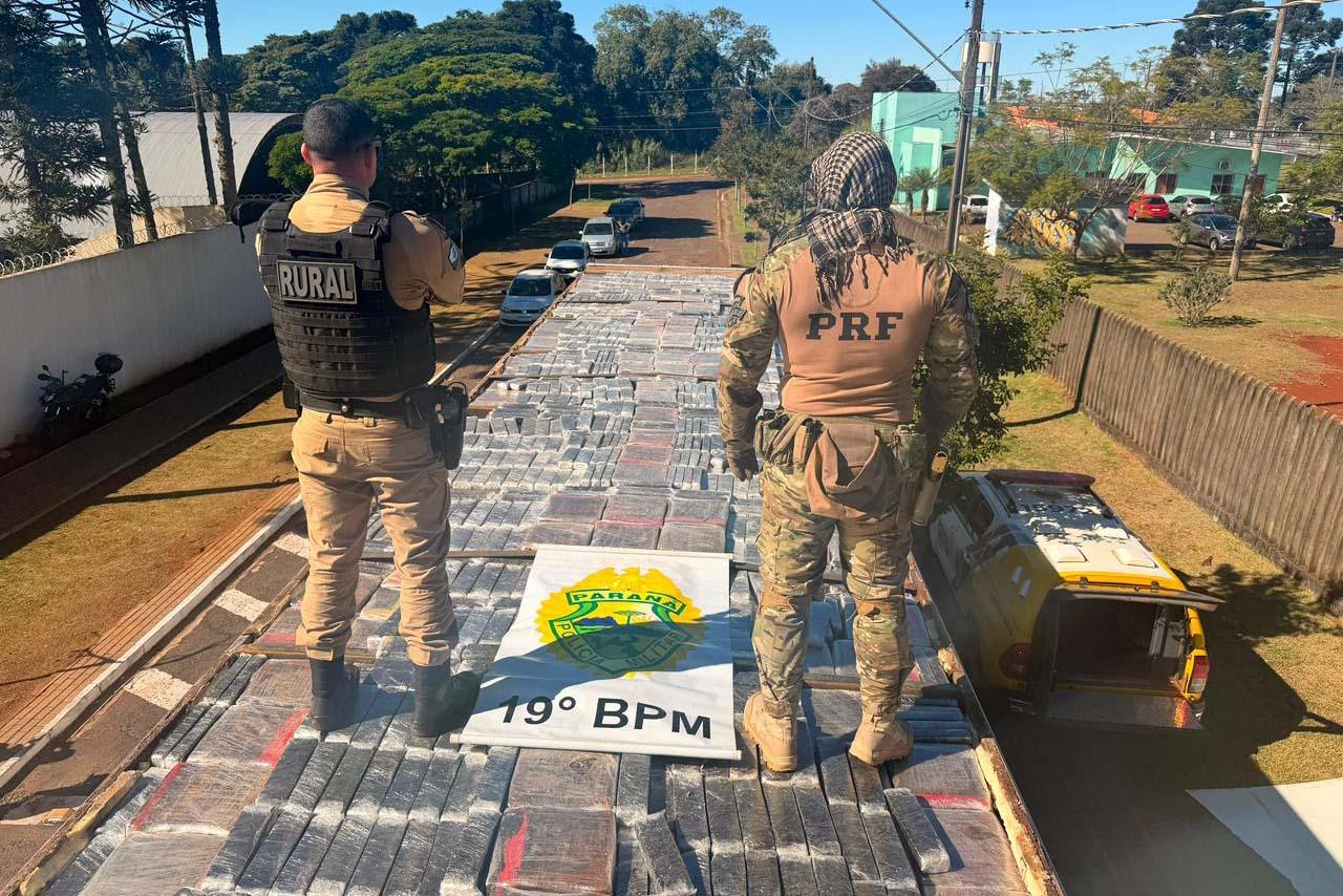 PRF e Polícia Militar apreendem quase 3 toneladas de maconha oculta em teto de caminhão