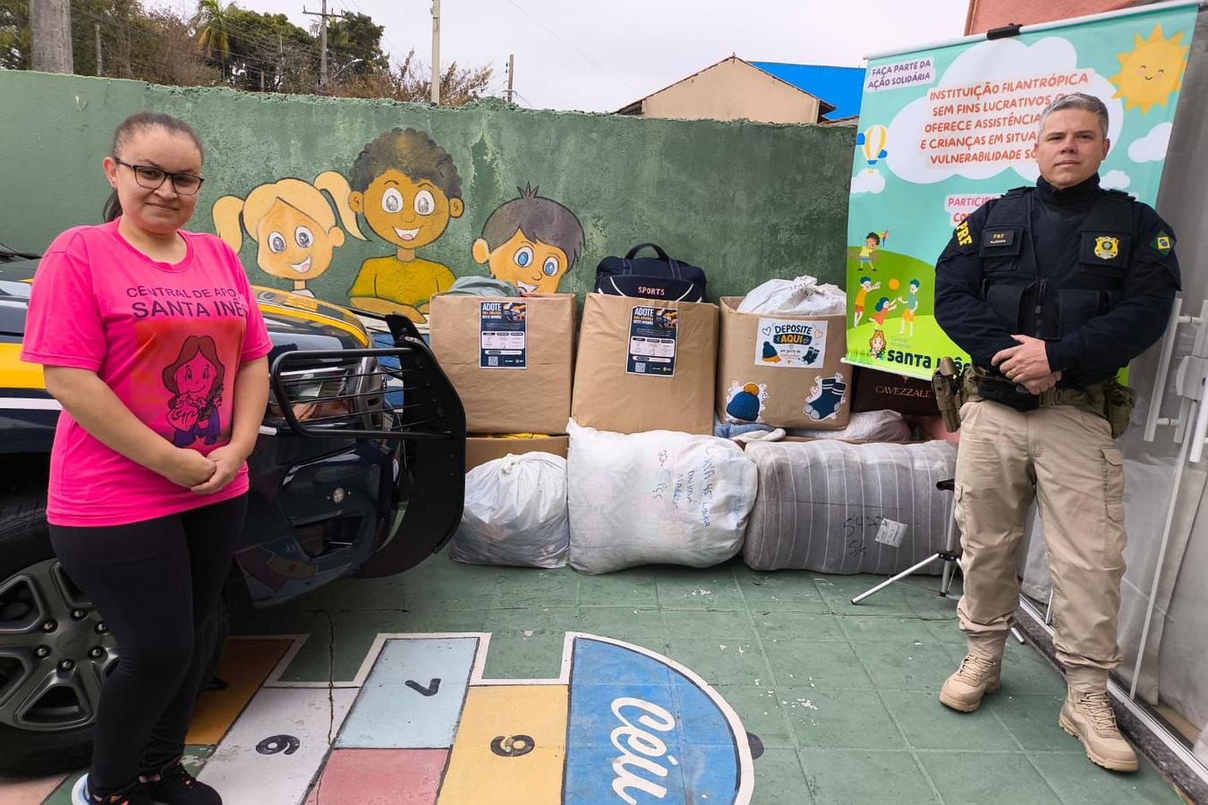 PRF entrega cerca de 3,5 mil peças de roupas arrecadadas na campanha "Adote uma Criança Neste Inverno" no Paraná