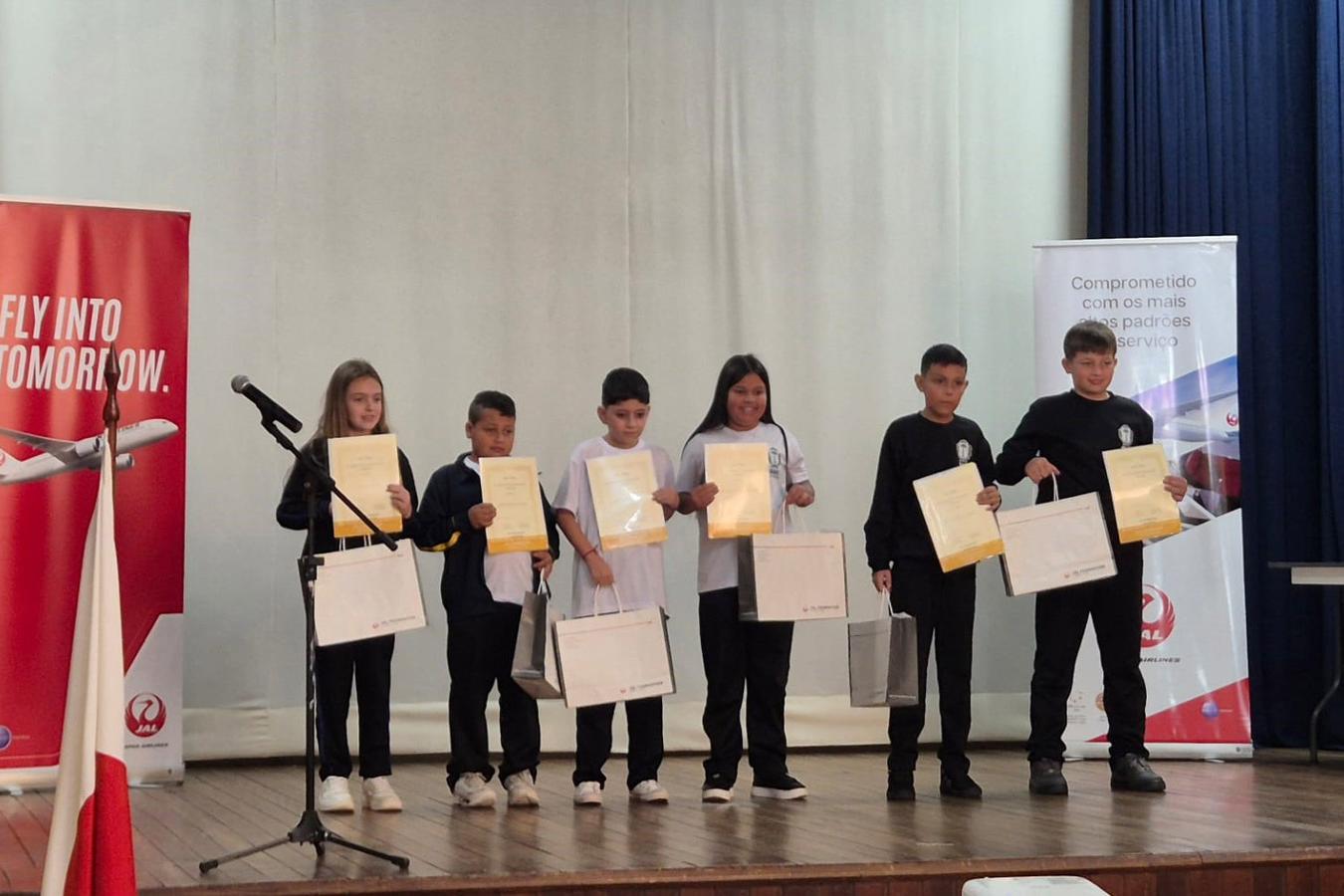 Alunos de Irati participaram da solenidade de premiação do Concurso Mundial de Haicai 1 Alunos de Irati participaram da solenidade de premiação do Concurso Mundial de Haicai