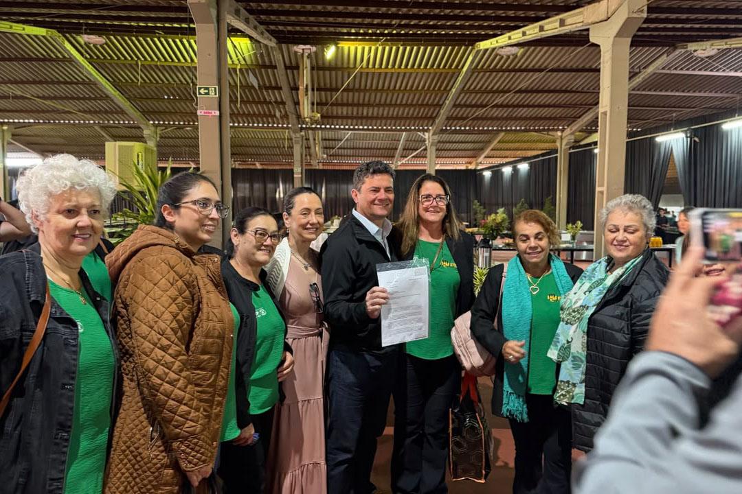 Com a caneta de governador, Moro garante que vai cobrar firmeza da Copel para proteger quem produz