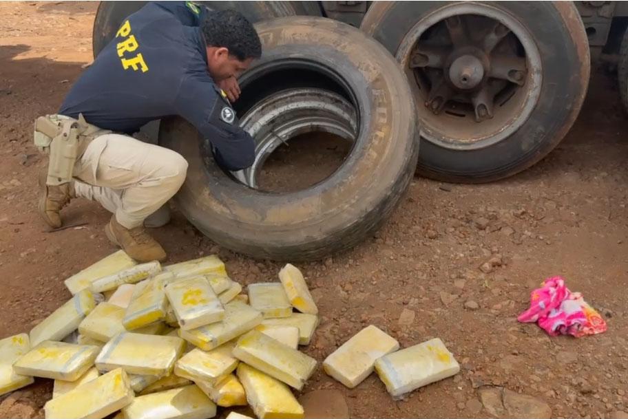 PRF apreende 95 quilos de cocaína em carreta na BR-277, em Cascavel
