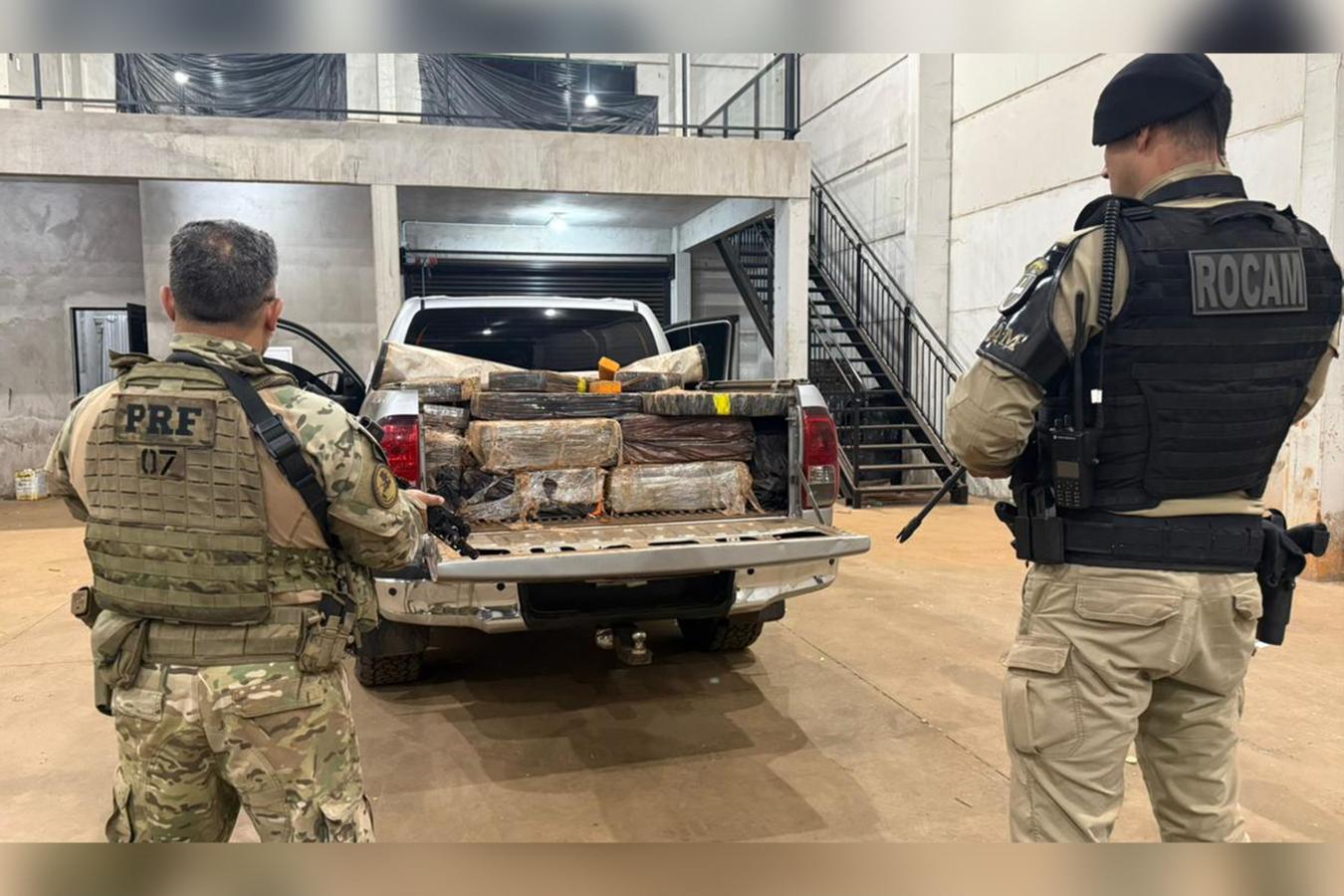 PRF e Polícia Militar apreendem mais de 4 toneladas de maconha em barracão no Paraná