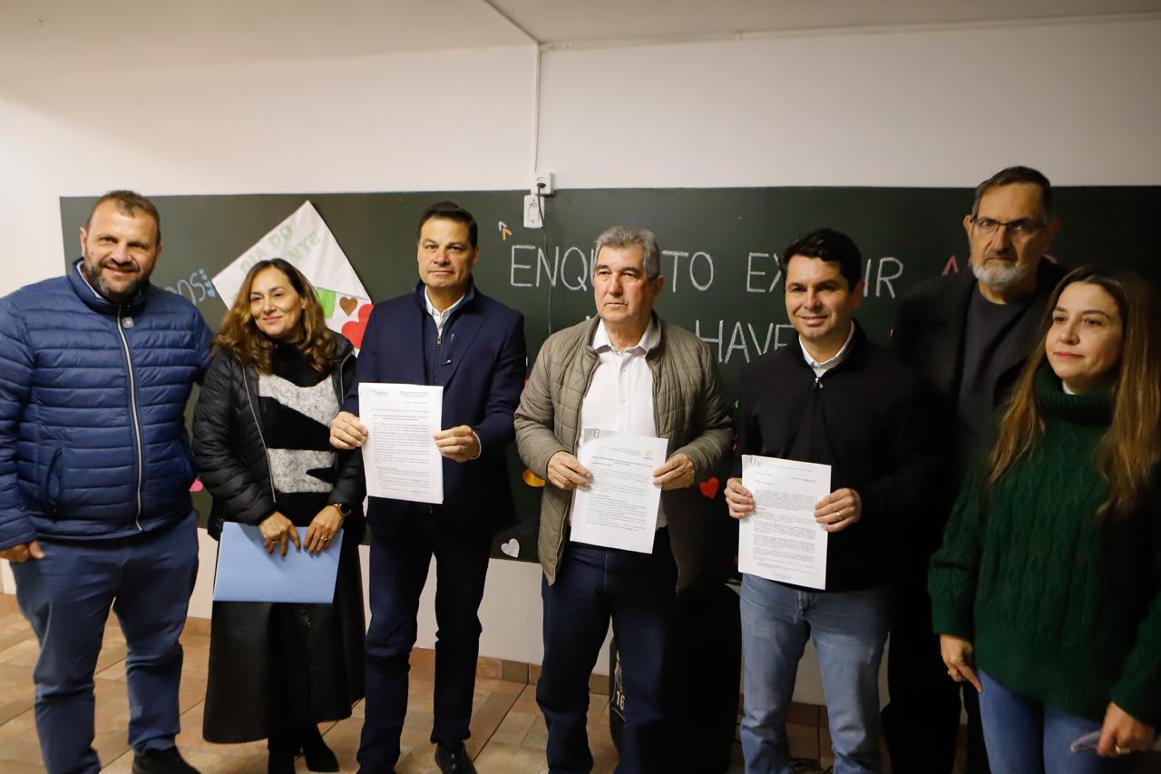 Sandro Alex firma compromisso com as APAEs para continuidade dos investimentos