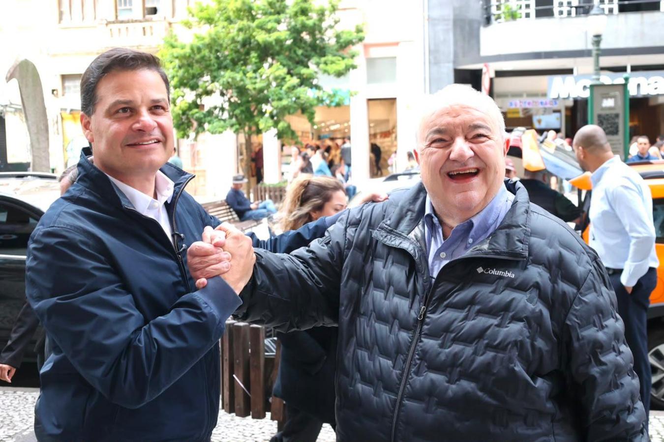 Sandro Alex, Rafael Greca e Alexandre Curi encontram apoiadores no Calçadão da XV em Curitiba