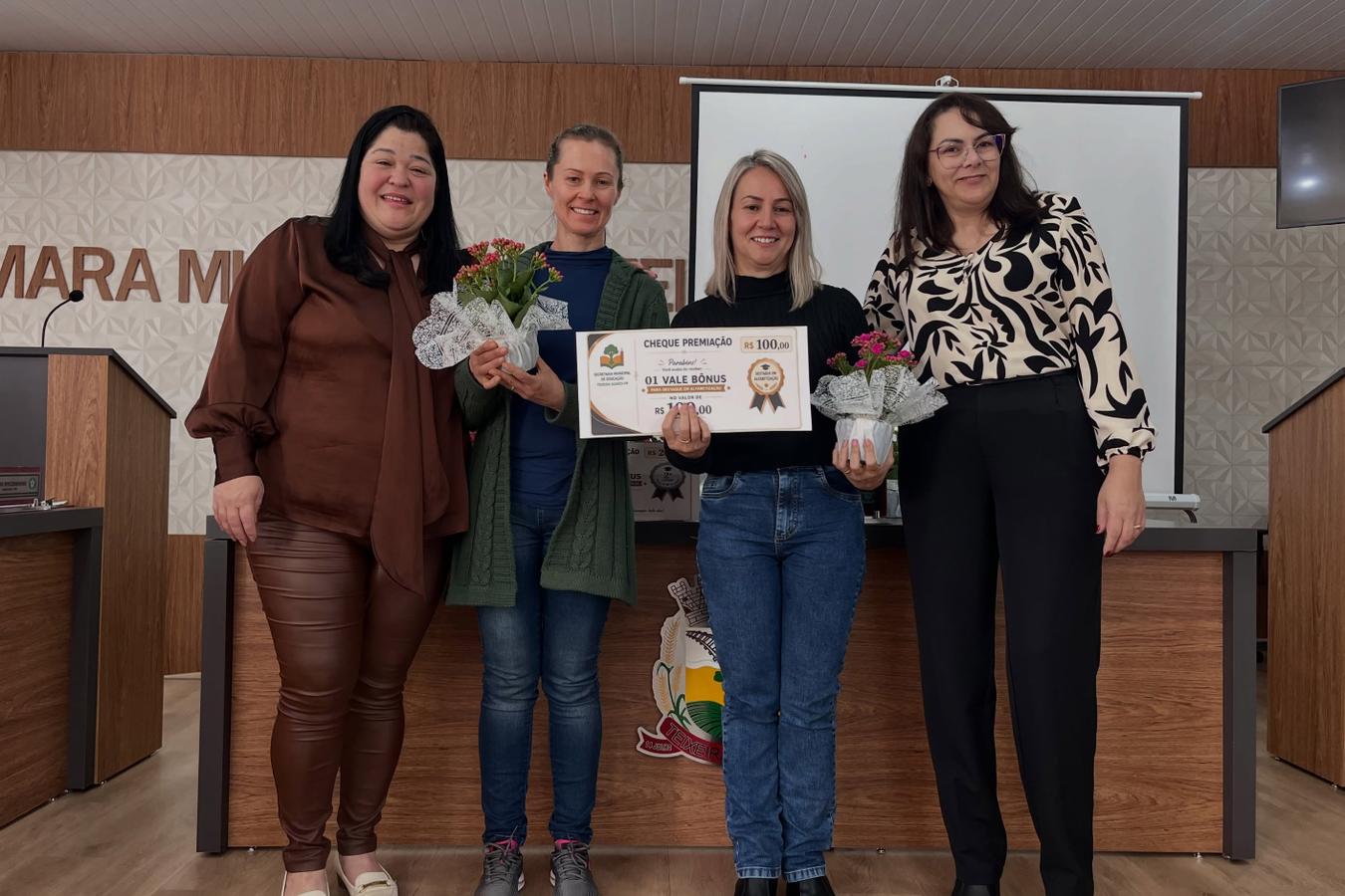 Secretaria de Educação de Teixeira Soares realiza Seminário e entrega prêmios a profissionais