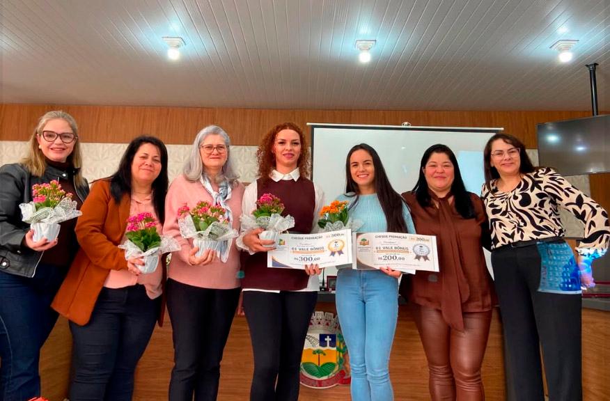 Secretaria de Educação de Teixeira Soares realiza Seminário e entrega prêmios a profissionais