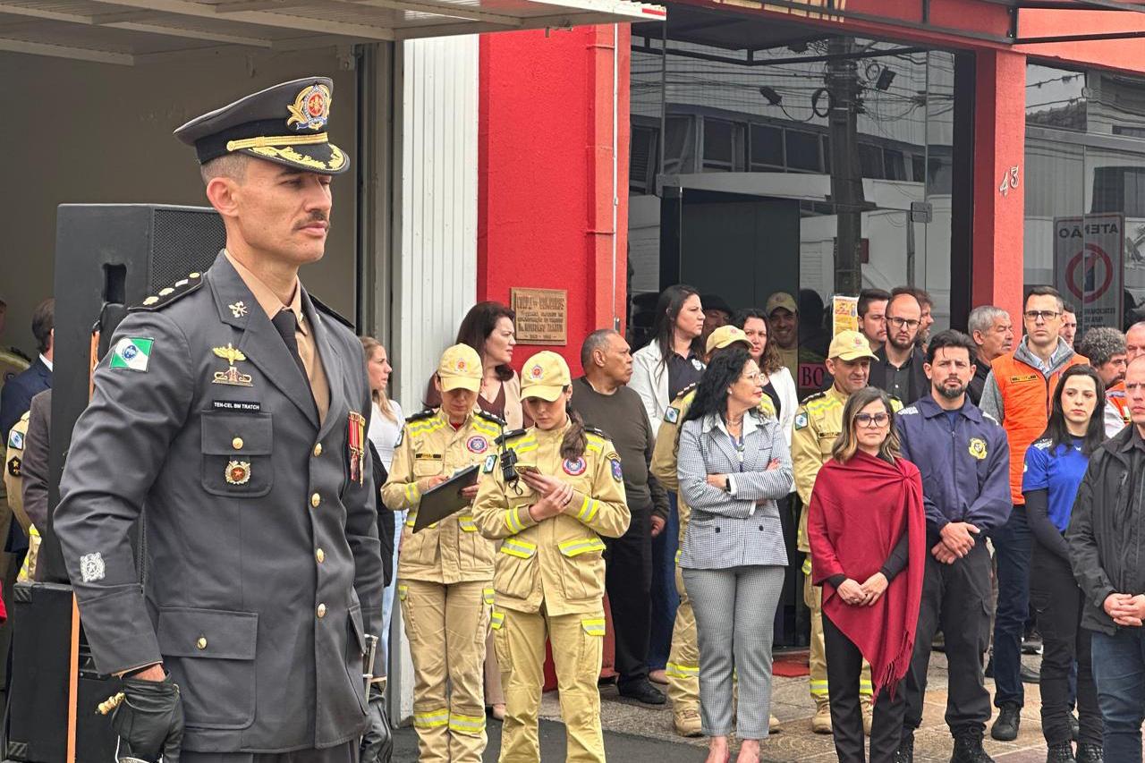 15º Batalhão de Bombeiro Militar é oficializado em Irati e novo comandante toma posse