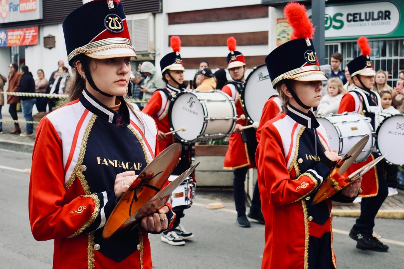 Desfile de 7 de Setembro reúne grande público e celebra patriotismo e civismo em Irati