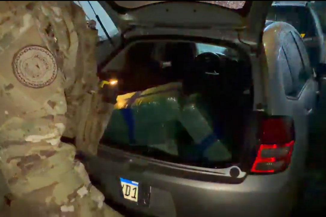 PRF apreende 306 kg de maconha após perseguição em Campo Largo