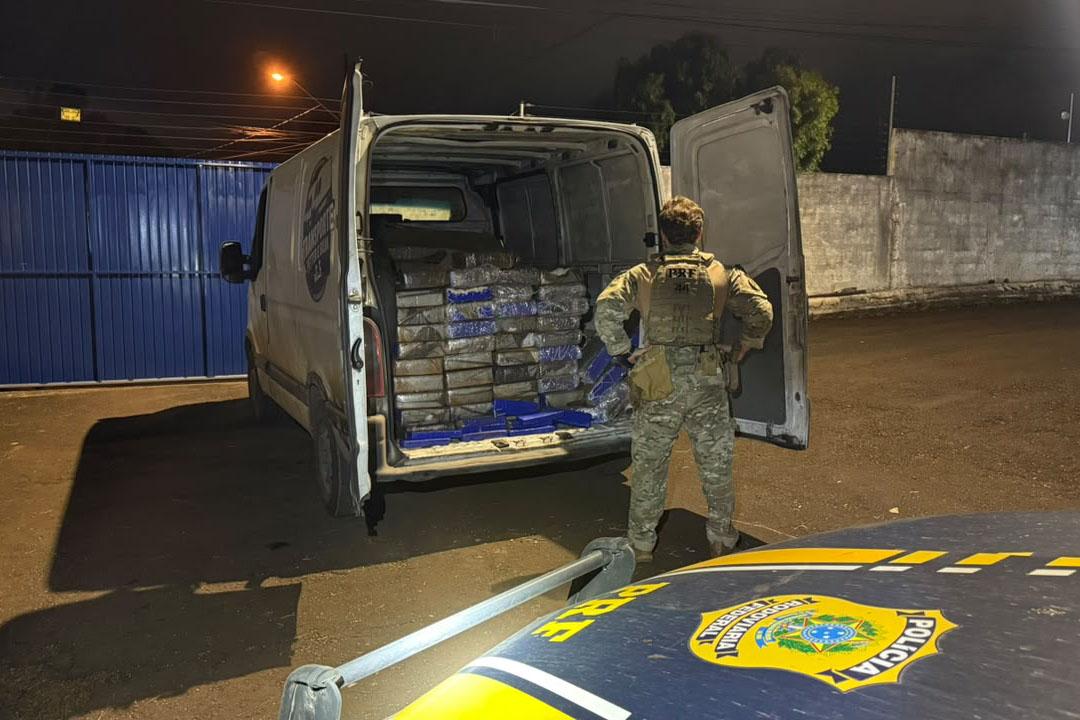 PRF apreende 350 quilos de maconha escondidos em carga de móveis em Cascavel