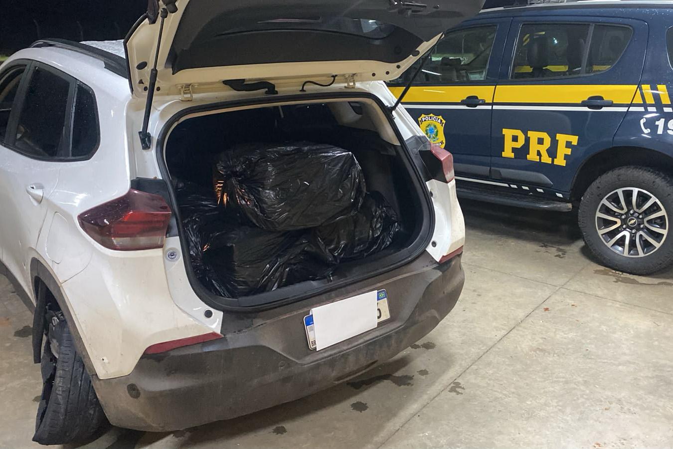 PRF apreende mais de 150 kg de maconha e prende homem que tentou atropelar equipe policial