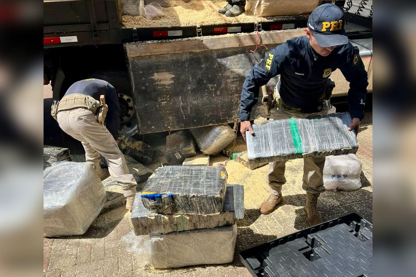 PRF apreende 2,6 toneladas de maconha durante fiscalização de freios em veículos de carga no Paraná