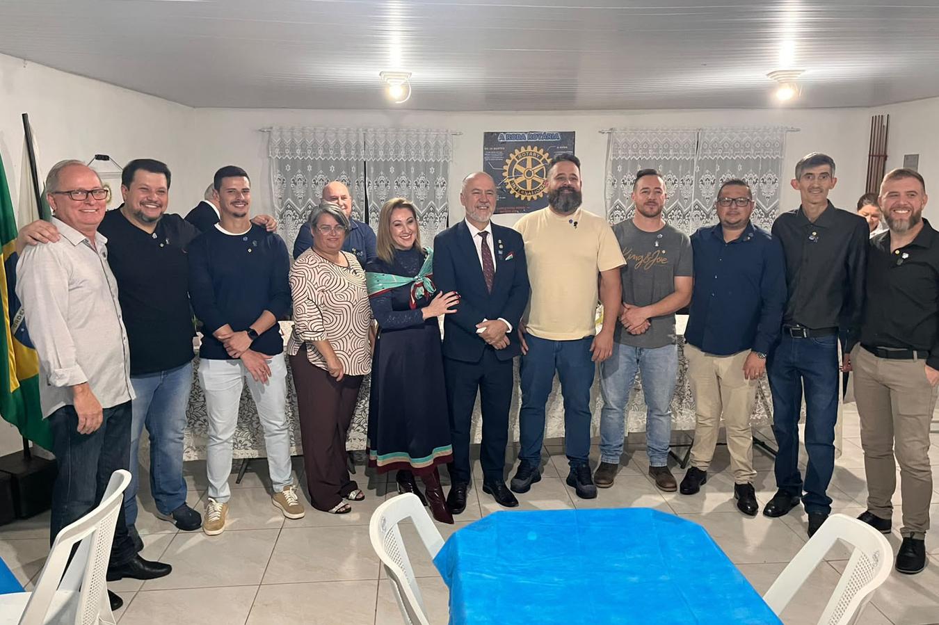 Rotary Club de Teixeira Soares realiza reunião festiva com visita oficial do Governador e posse de novos associados
