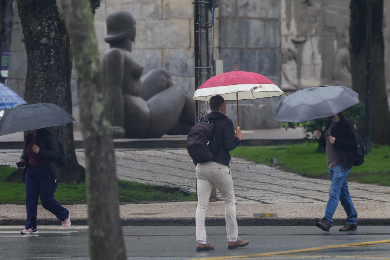 Volume de chuva pode chegar a 200 mm até domingo em cidades do Paraná